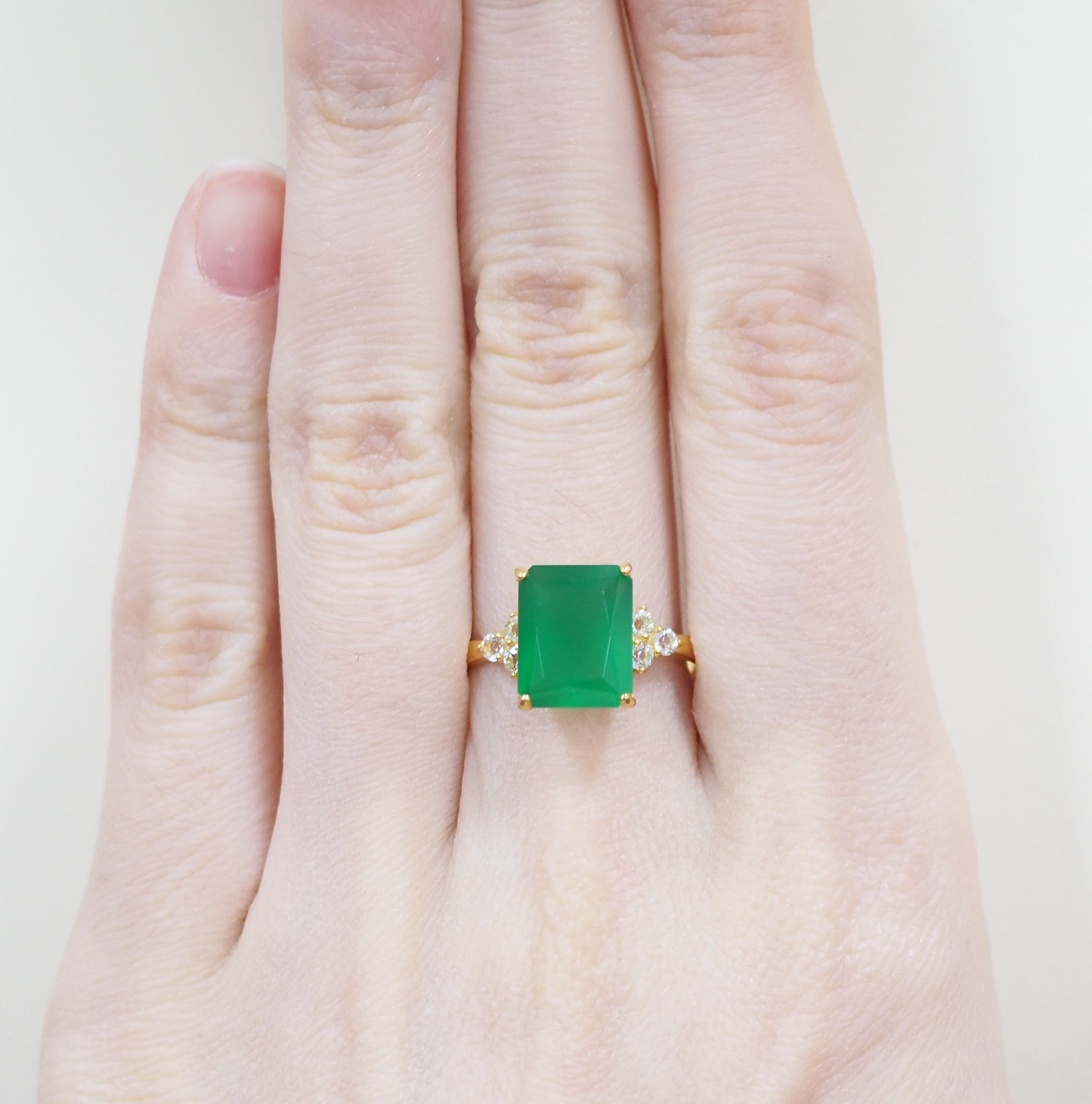 Серебряное кольцо 925 пробы; вставки 1 Агат зеленый; 6 Топаз бесцв.;